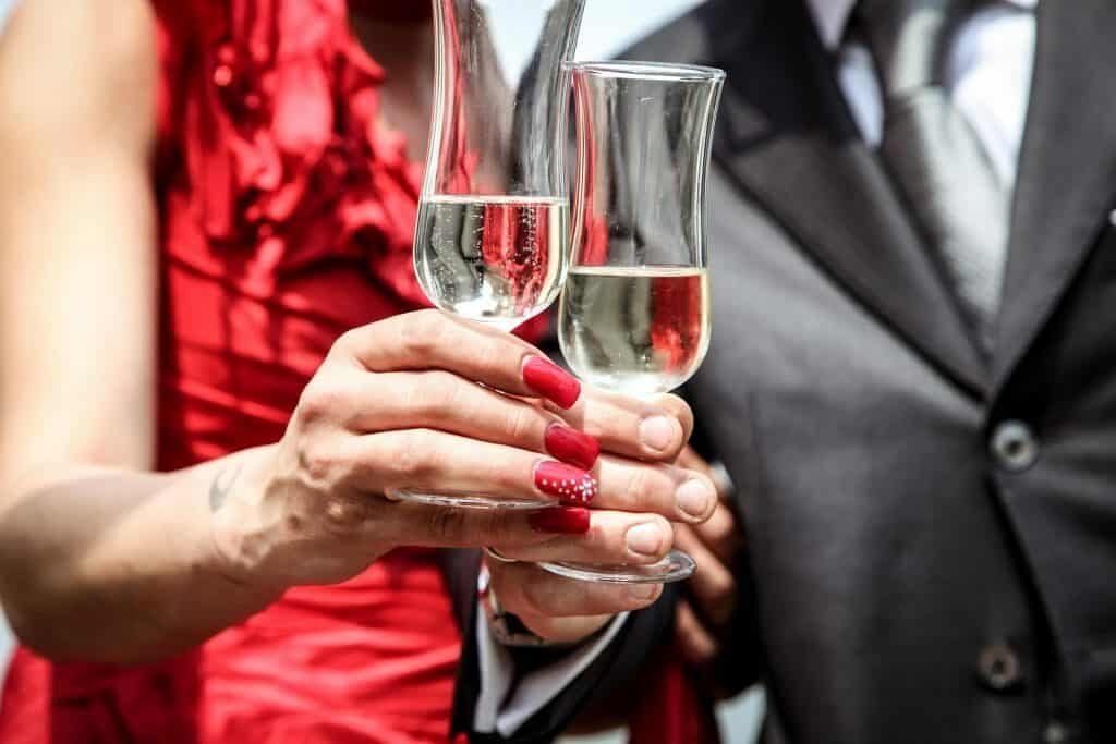 Hosting a dinner party doesn't have to be overly complex. Here are some simple tips to make your next dinner party a huge success with little effort. 