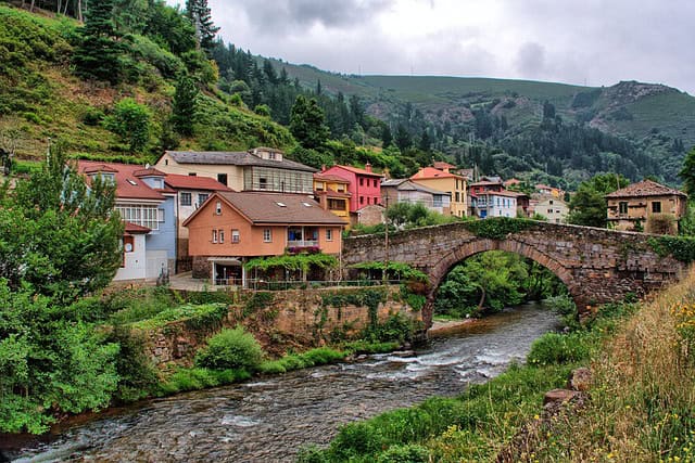 Wander through dreamy towns in Spain that feel like a storybook—cobblestone streets, fairytale castles, and charming villages straight out of a fantasy.