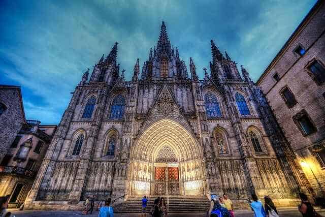 Plan a culture-rich day in Barcelona with visits to iconic landmarks, local markets, art museums, and vibrant neighborhoods filled with history and charm.