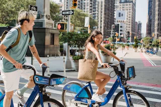 Stay active on the go! Discover 3 simple strategies to maintain fitness and health while traveling or away from home.